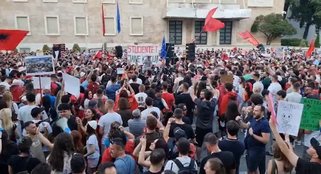 Pas tre or&euml;sh para Kryeministris&euml;, protestuesit nisin marshimin