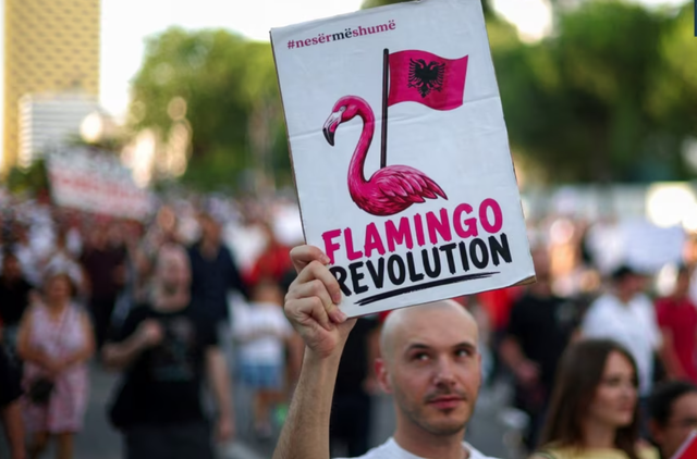 REL: "Revolucioni i Flamingove" p&euml;rplas Ram&euml;n me Iranin