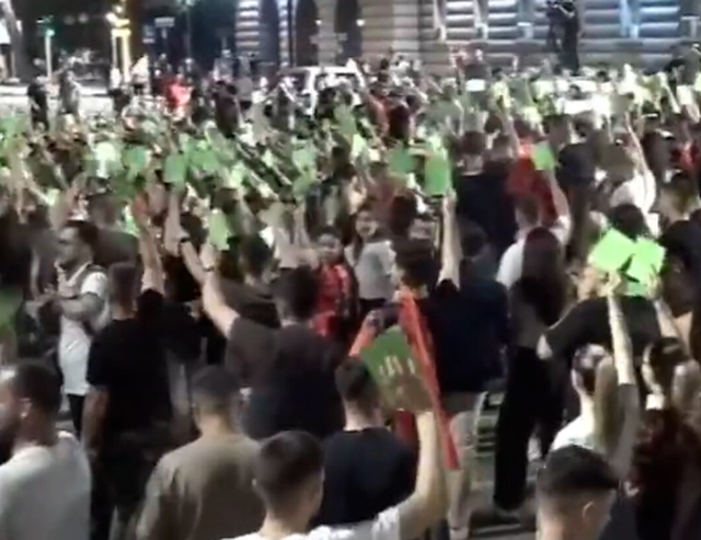Protestuesit vijojn&euml; marshimin mes makinave/ Shofer&euml;t fikin mjetet dhe