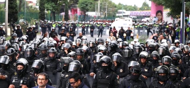 Protestuesit bllokojn&euml; hyrjen e stadiumit Azteca t&euml; Meksikos, hapja e