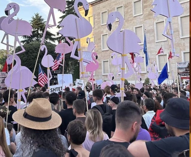 Si po e ndryshon protesta ekonomin&euml; e mbr&euml;mjes n&euml; Tiran&euml;,