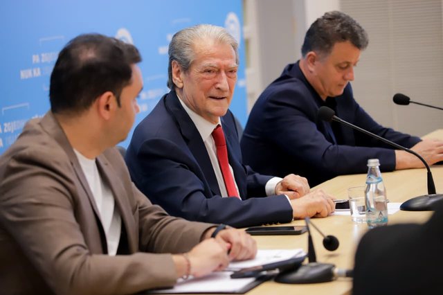 "Trungu i k&euml;saj l&euml;vizje madh&euml;shtore &euml;sht&euml; rinor,