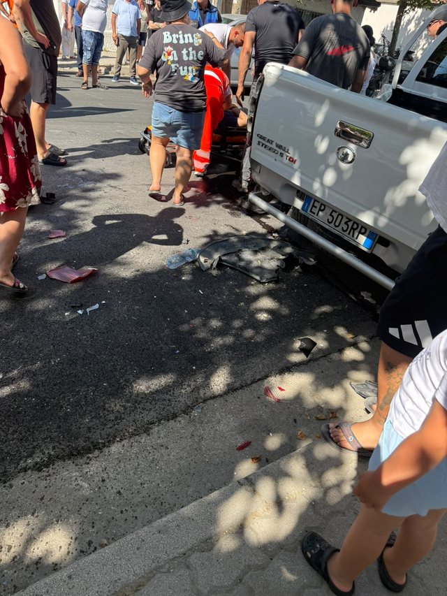 Aksident n&euml; Vlor&euml;/ Motori u p&euml;rplas me makin&euml;n, plagoset