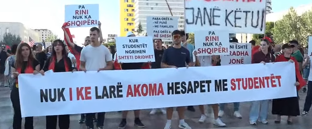 Dita e 11-t&euml; e protestave/ Qytetar&euml;t vijojn&euml; revolt&euml;n