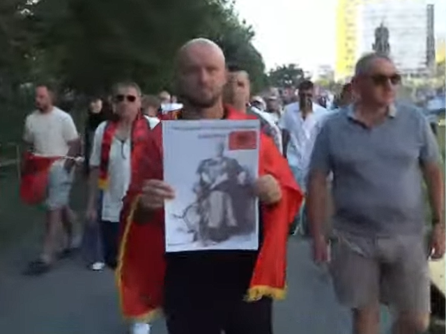 Dita e 11-t&euml; e protestave/ Qytetar&euml;t vijojn&euml; revolt&euml;n