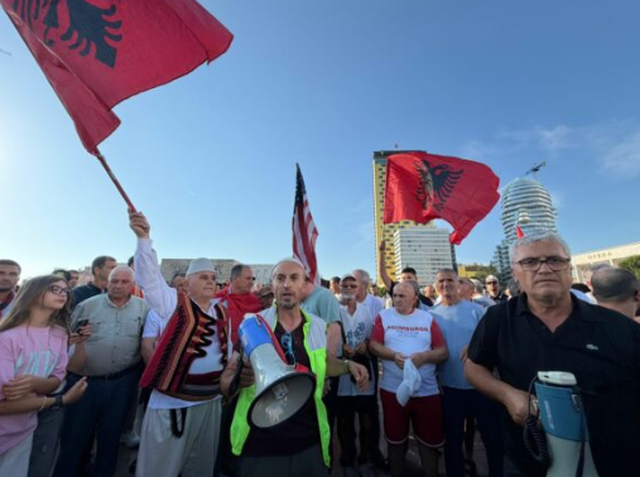 &ldquo;Pa rini nuk ka Shqip&euml;ri&rdquo;/ Qytetar&euml;t p&euml;rs&euml;risin