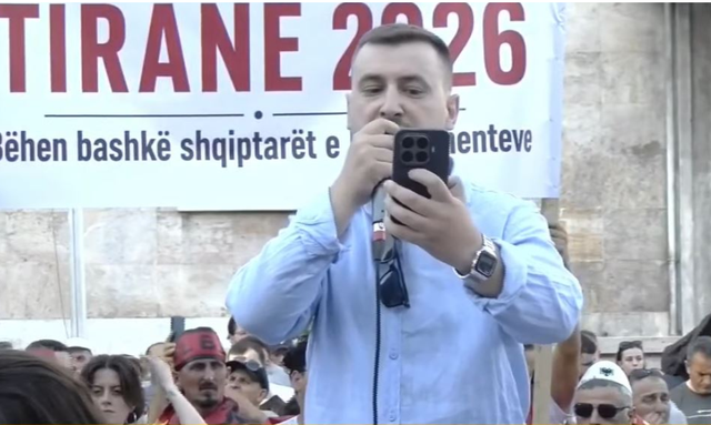 Dita e 11-t&euml; e protestave/ Qytetar&euml;t vijojn&euml; revolt&euml;n