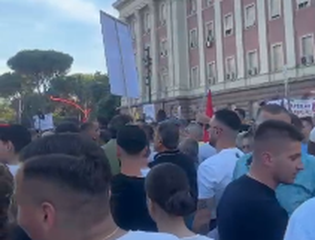 Dita e 11-t&euml; e protestave/ Qytetar&euml;t vijojn&euml; revolt&euml;n