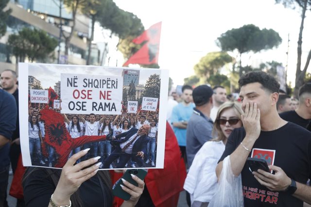 "Njëri Gërdecin, tjetri Zvërnecin"/ Pankartat pikante