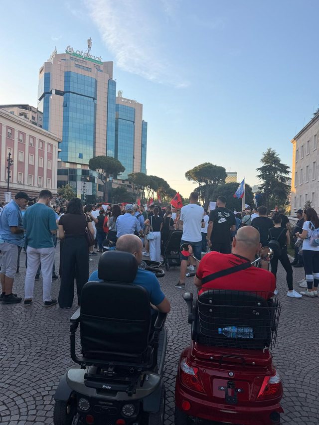FOTOLAJM/ Frym&euml;zuese! Qytetar&euml;t me aft&euml;si t&euml; kufizuara, i