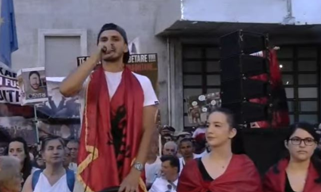 &ldquo;Po na marrin malet, tokat dhe detet, pasuri q&euml; na i ka falur