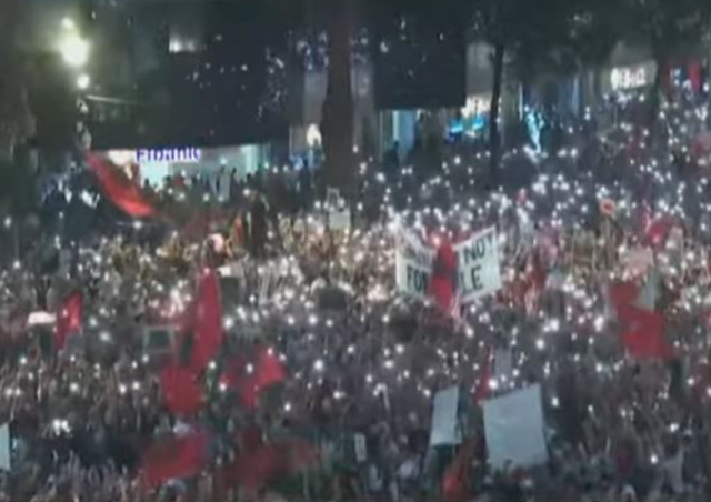 Qytetar&euml;t mbyllin fjalimet, nisin marshimin n&euml; rrug&euml;t e