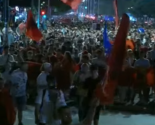 &ldquo;Rama n&euml; burg, Berisha n&euml; burg&rdquo;/Protestuesit thirrje