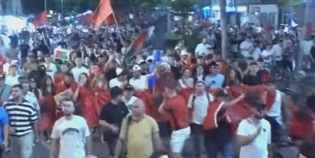 Tubim mbar&euml;komb&euml;tar n&euml; kryeqytet/ Qytetar&euml;t vijojn&euml;