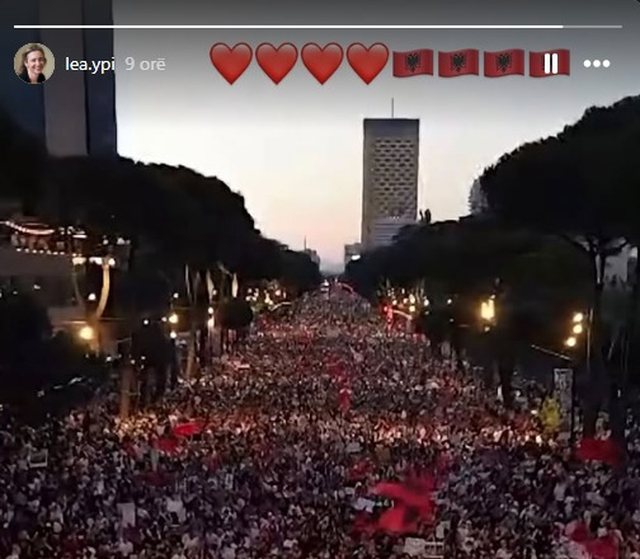 Protesta masive p&euml;r largimin e Ram&euml;s/ Lea Ypi  publikon pamje nga