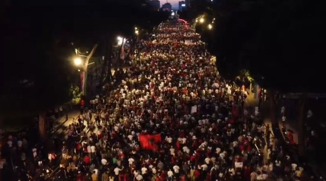 Reuters: Protestat n&euml; Shqip&euml;ri shtohen nd&euml;rsa kund&euml;rshtimi