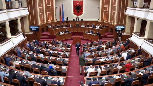 Qytetar&euml;t prej 12 dit&euml;sh k&euml;rkojn&euml; largimin e Ram&euml;s/ Nis