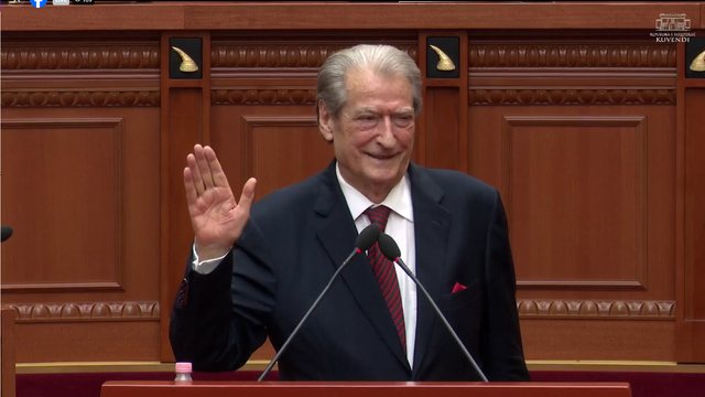 Qytetar&euml;t prej 12 dit&euml;sh k&euml;rkojn&euml; largimin e Ram&euml;s/ Nis