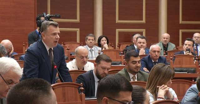 Seanca plenare/&nbsp;PD thirrje n&euml; kor: Rama t&euml; dor&euml;hiqet! Balla: