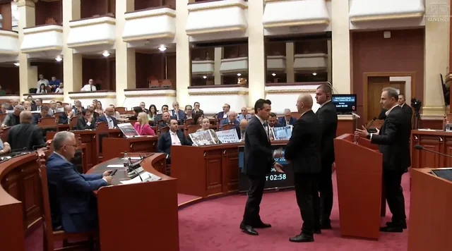 Seanca plenare/&nbsp;PD thirrje n&euml; kor: Rama t&euml; dor&euml;hiqet! Balla: