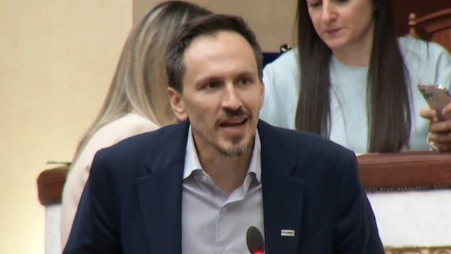 Seanca plenare/&nbsp;PD thirrje n&euml; kor: Rama t&euml; dor&euml;hiqet! Balla: