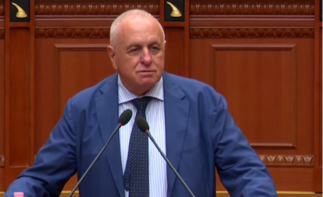 Seanca plenare/&nbsp;PD thirrje n&euml; kor: Rama t&euml; dor&euml;hiqet! Balla: