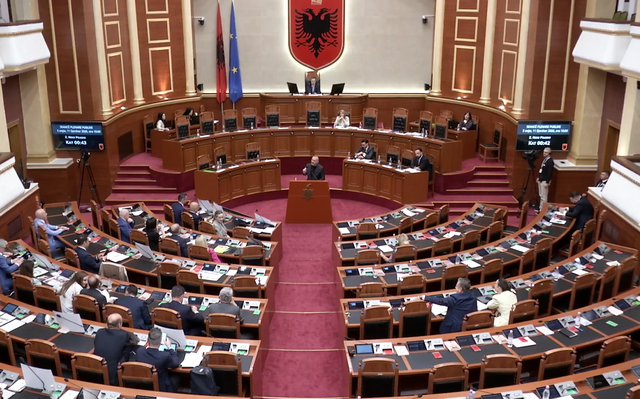 Seanca plenare/&nbsp;PD thirrje n&euml; kor: Rama t&euml; dor&euml;hiqet! Balla: