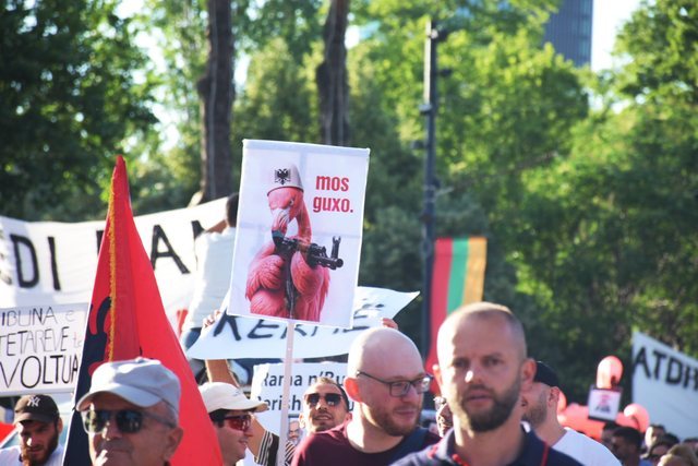 Nga bulevardi në rrjetet sociale: Fuqia e memeve të protestës