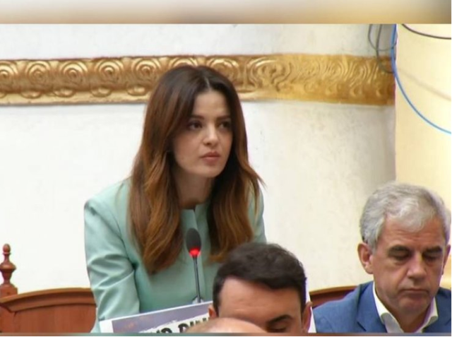 Seanca plenare/&nbsp;PD thirrje n&euml; kor: Rama t&euml; dor&euml;hiqet! Balla: