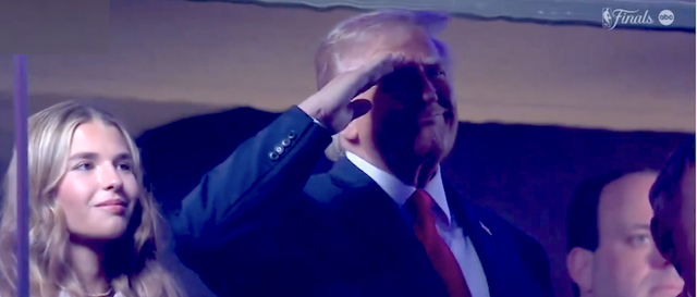 Donald Trumpin e z&euml; gjumi n&euml; finalen e NBA-s&euml;, pronari i Knicks