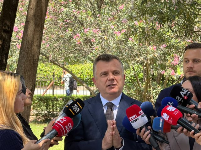 Seanca plenare/&nbsp;PD thirrje n&euml; kor: Rama t&euml; dor&euml;hiqet! Balla:
