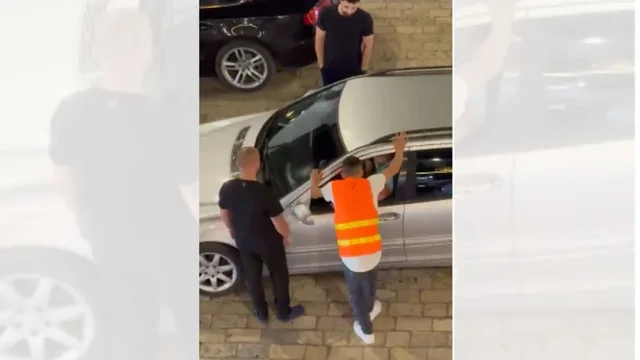Konflikti i &ccedil;astit p&euml;rfundon n&euml; sherr me grushte/ Shoferi