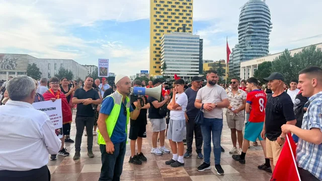 Dita e 12 e protest&euml;s/ Nis grumbullimi i qytetar&euml;ve pran&euml; sheshit