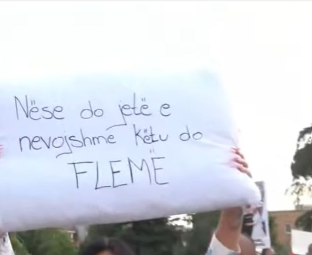 Dita e 12 e protest&euml;s/ Nis grumbullimi i qytetar&euml;ve pran&euml; sheshit