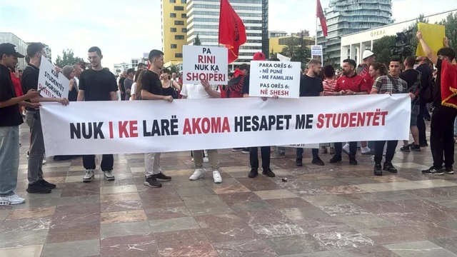 Dita e 12 e protest&euml;s/ Nis grumbullimi i qytetar&euml;ve pran&euml; sheshit