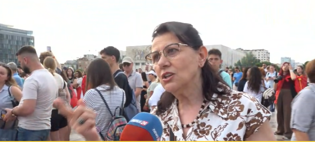 Dita e 12 e protest&euml;s/ Nis grumbullimi i qytetar&euml;ve pran&euml; sheshit