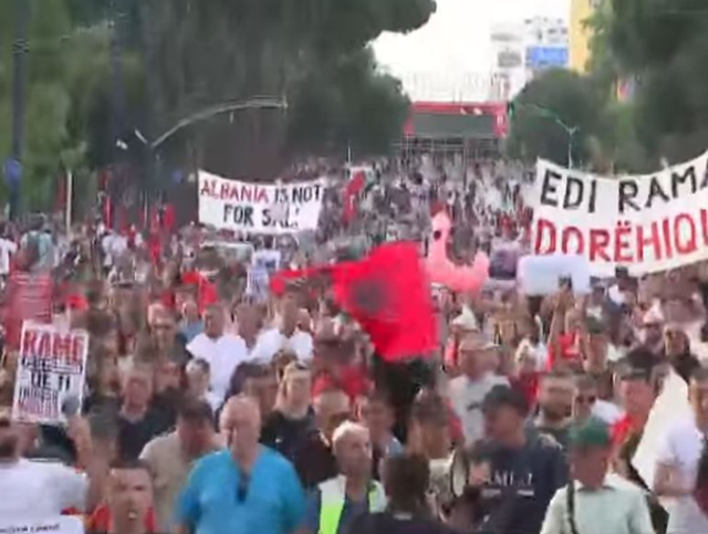 Dita e 12 e protest&euml;s/ Nis grumbullimi i qytetar&euml;ve pran&euml; sheshit