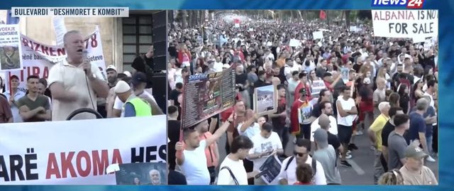 Dita e 12 e protest&euml;s/ Nis grumbullimi i qytetar&euml;ve pran&euml; sheshit