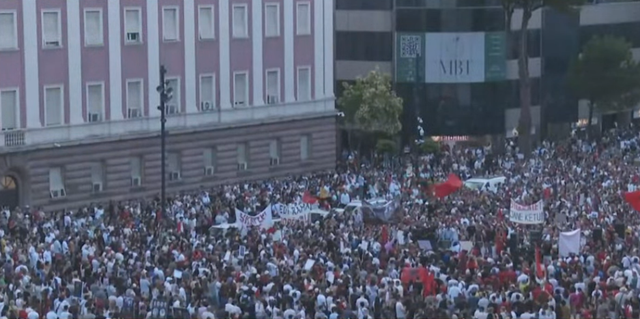 Dita e 12 e protest&euml;s/ Nis grumbullimi i qytetar&euml;ve pran&euml; sheshit