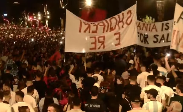 &ldquo;Po shantazhohen p&euml;r t&euml; marr&euml; pjes&euml; n&euml;