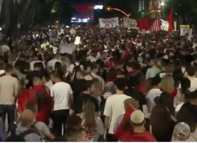 Historike! Mij&euml;ra qytetar&euml; vijon&euml; mashimin e tyre kilometrik,