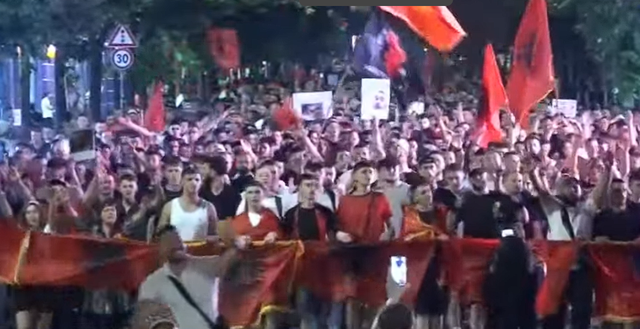 &ldquo;Bashkohuni me ne&rdquo;/ Protestuesit thirrje