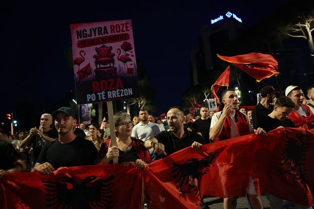 Pankartat e dit&euml;s 12: Ngjyra roz&euml; t&euml; solli n&euml; pushtet, roza