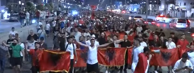 &ldquo;Revolucion&rdquo;/ Marshimi kilometrik n&euml; Astir, protestuesit