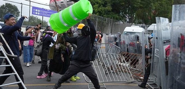P&euml;rleshje t&euml; dhunshme midis policis&euml; dhe protestuesve n&euml;