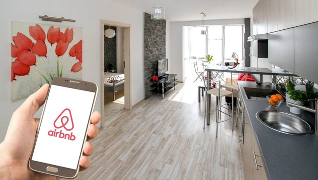 Francezët kryesojnë Airbnb-t shqiptare, 97% e netëve të