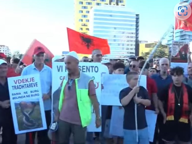 Nis marshimi drejt Kryeministris&euml;, protestuesit
