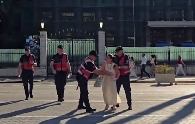 Incident para fjalimit t&euml; kryeministrit Rama/ Protestuesja bllokohet nga