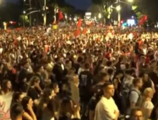&ldquo;Shqip&euml;ria &euml;sht&euml; e jona&rdquo;/ Vijon marshimi i