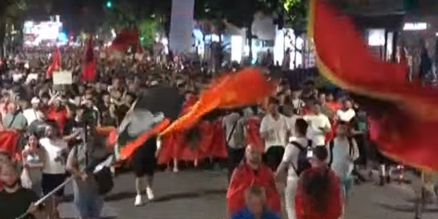 &ldquo;Shqip&euml;ri e Re&rdquo;/ Protestuesit &ldquo;pushtojn&euml;&rdquo;